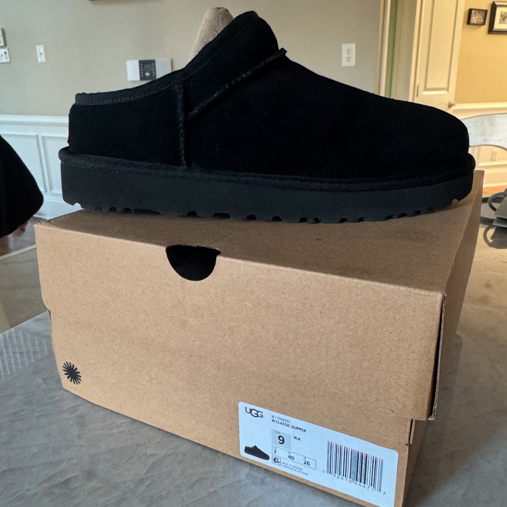 NWT Ugg Slipper